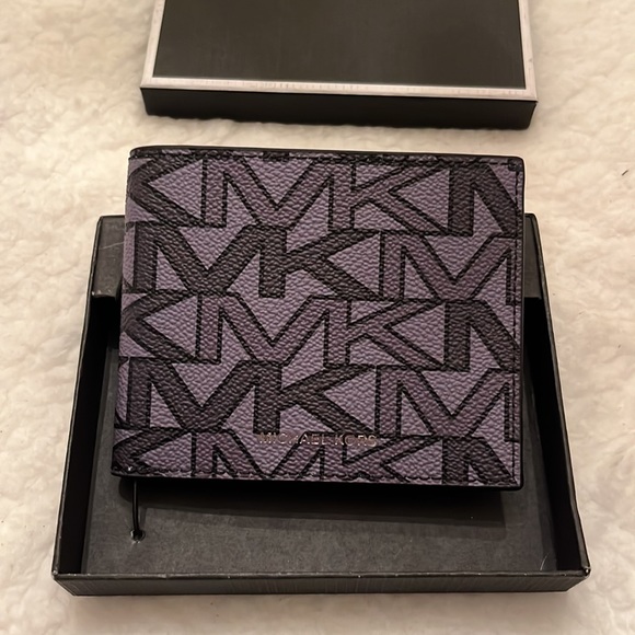 Michael Kors Slim Billfold - Picture 2 of 7